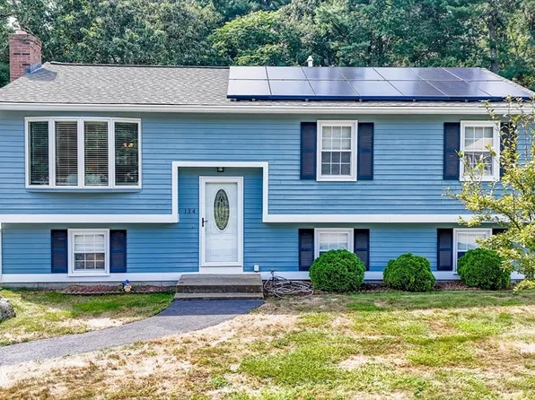 134 Freda Ln, Lowell, MA 01854