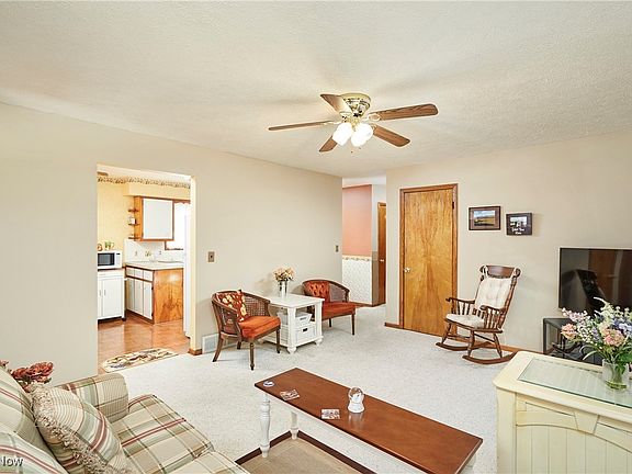 4th image of 250 Evergreen St