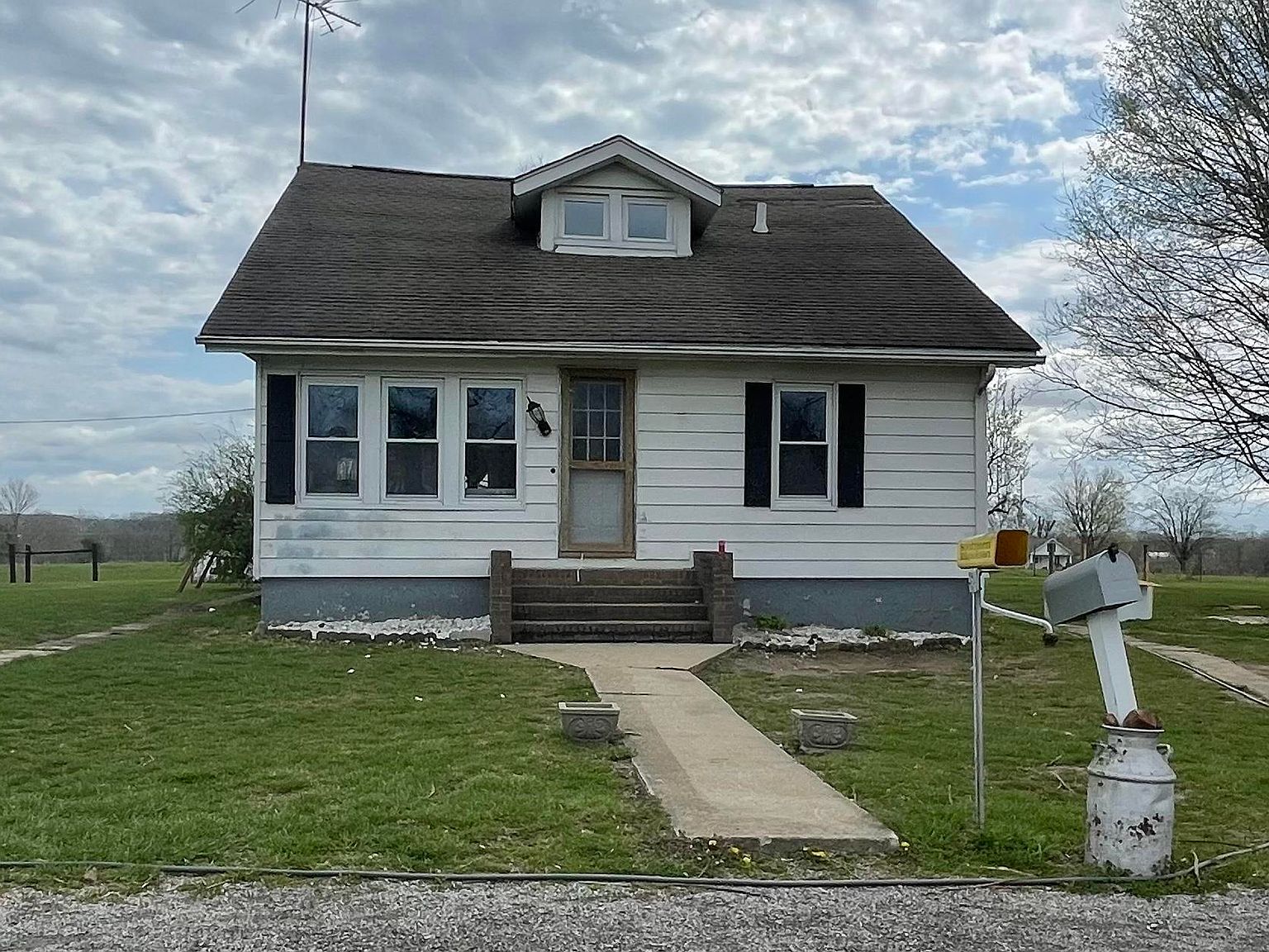 175 Railroad St, IL 62912 Zillow
