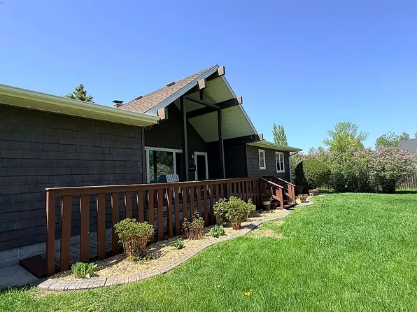 1125 Morgan Pl SE, East Grand Forks, MN 56721