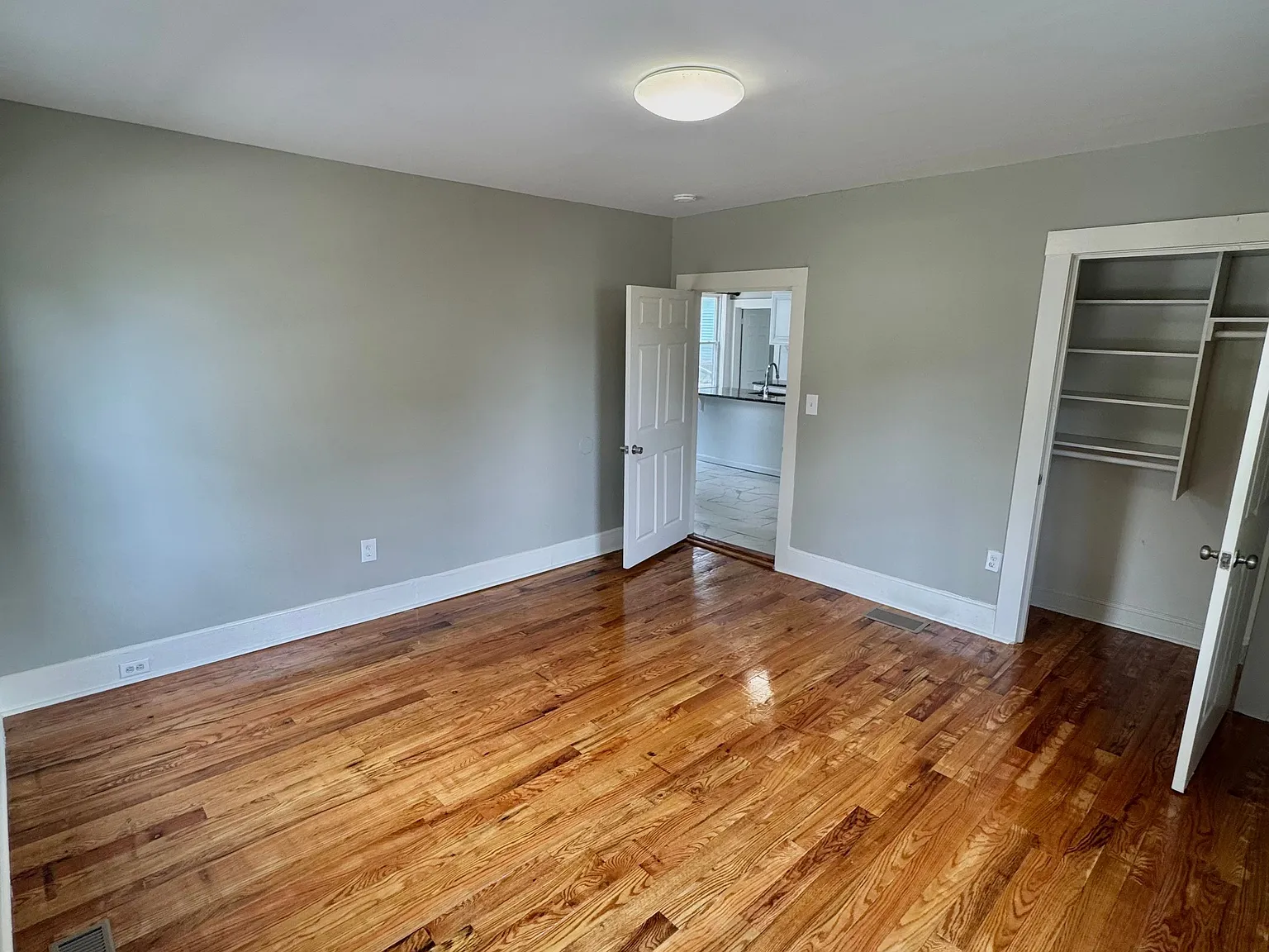 3 bed, 1.5 bath, 915 sqft, $2,100 — Photo 2