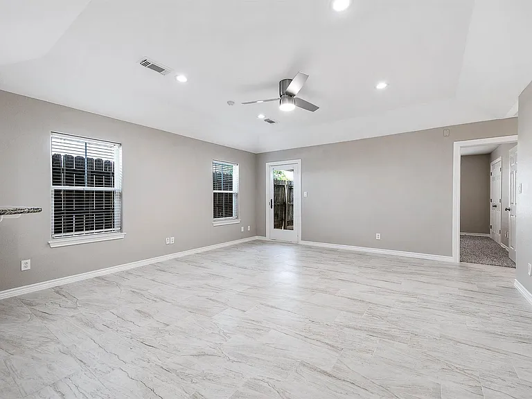 7308 Avenue R — Photo 12