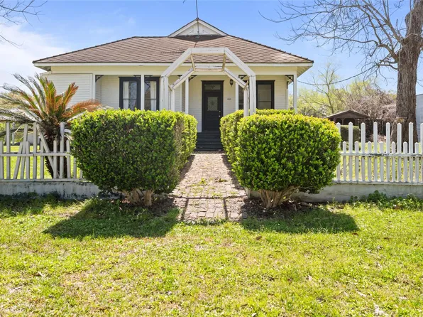 608 Miller St, Anahuac, TX 77514