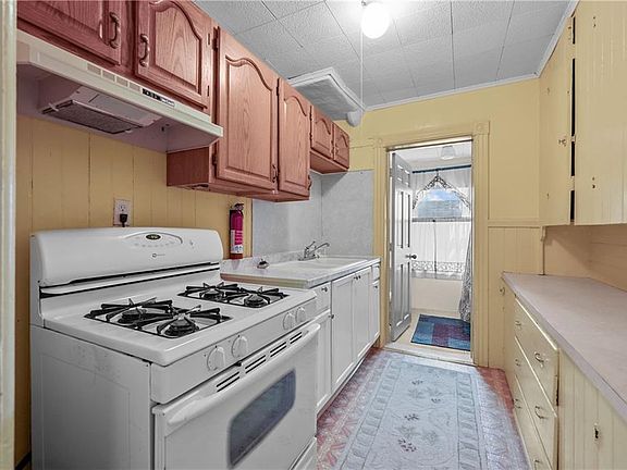 2nd image of 122 Sylvian St