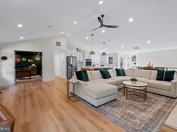 5th image of 428 Royal Beach Rd