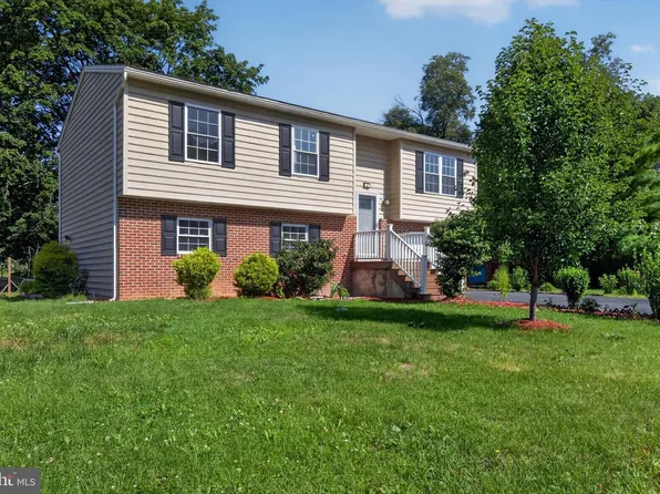 2 Raspberry Dr, Mechanicsburg, PA 17050