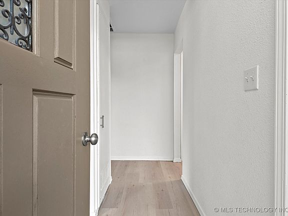 4th image of 1719 SE Hilltop Dr