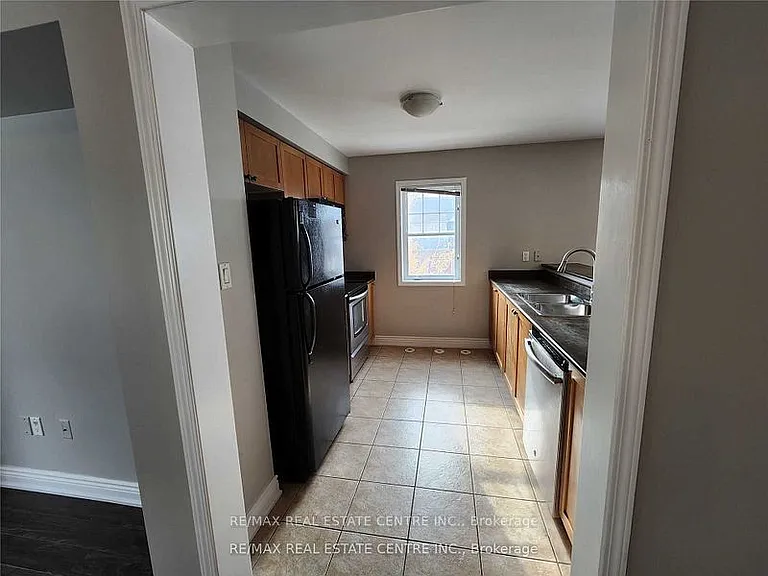 950 Burgess Gdns — Photo 11