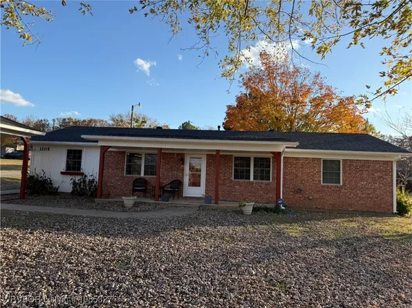 1205 W George Ave, Pocola, OK 74902