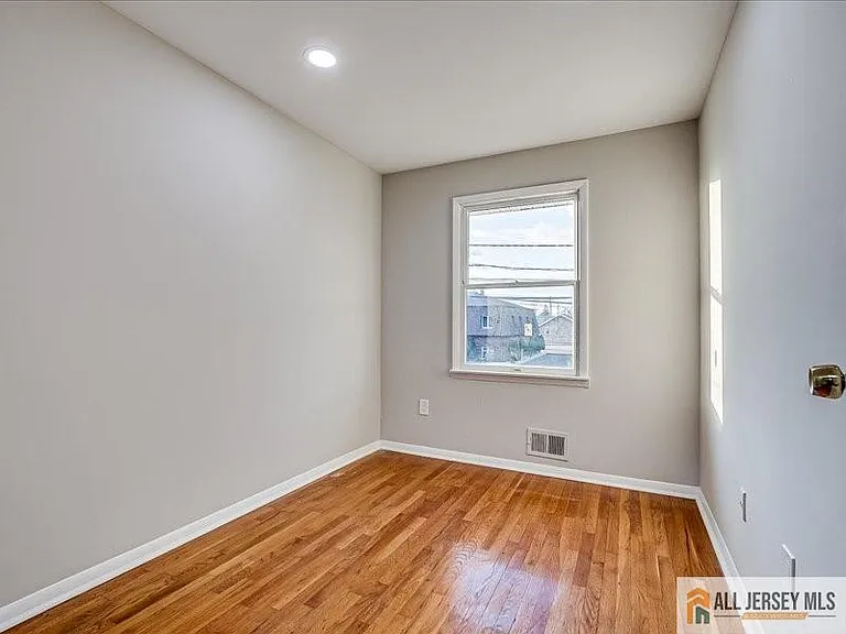 11 Hyde Ave — Photo 17