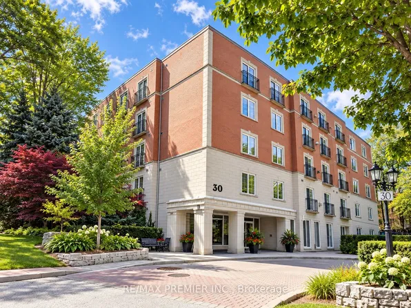 30 Anglesey Blvd #301, Toronto, ON M9A 3B5