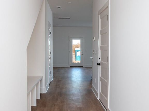 3rd image of 115 High Park Cir