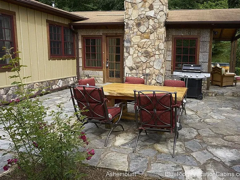 315 Horbury Ln — Photo 10