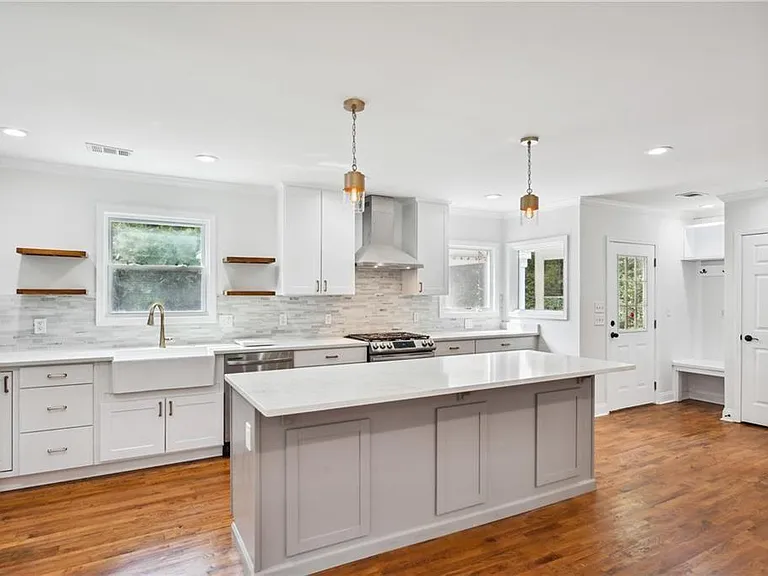 1249 Goodwin Rd NE — Photo 5