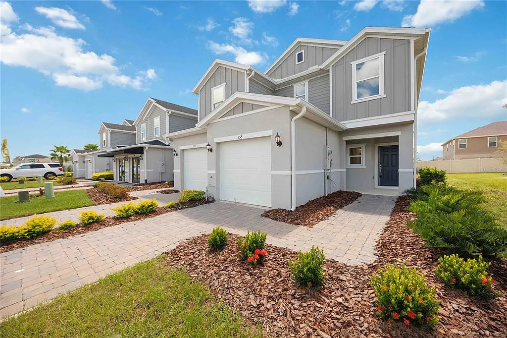 3 bed, 2.5 bath, 1685 sqft, $2,100 — Photo 3