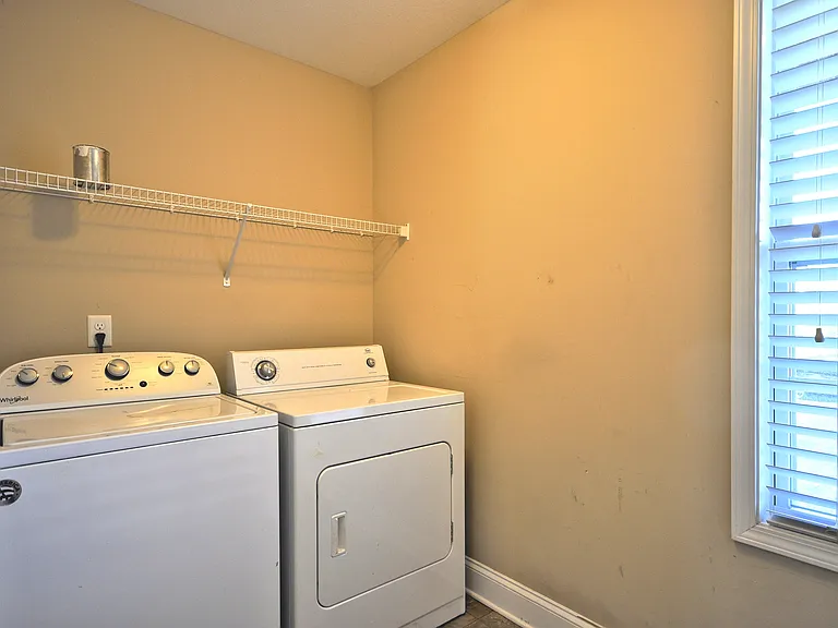 446 Cyprus Ct — Photo 16