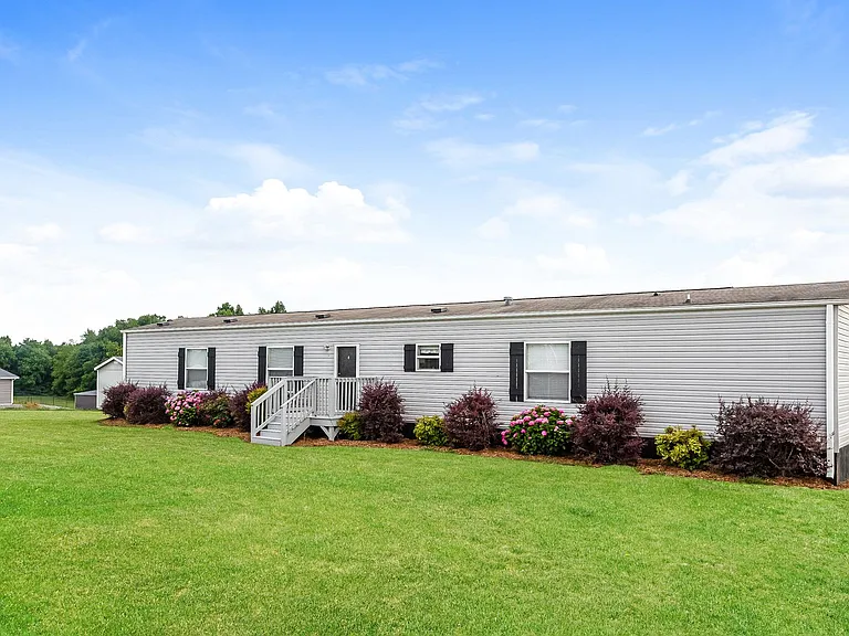 106 Barkley Ln — Photo 2