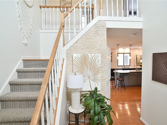 4th image of 12 Hollow Hill Ln