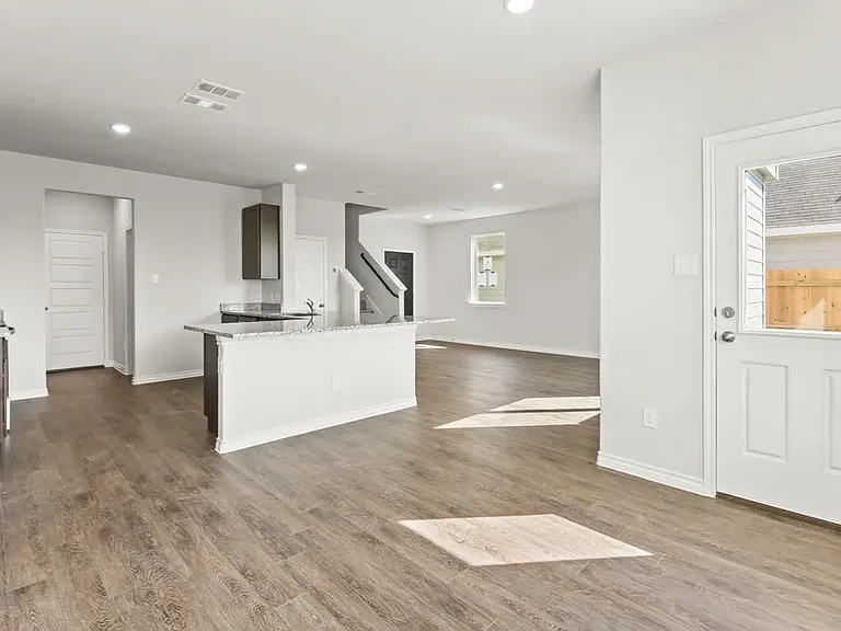 405 Sussex Dr — Photo 5