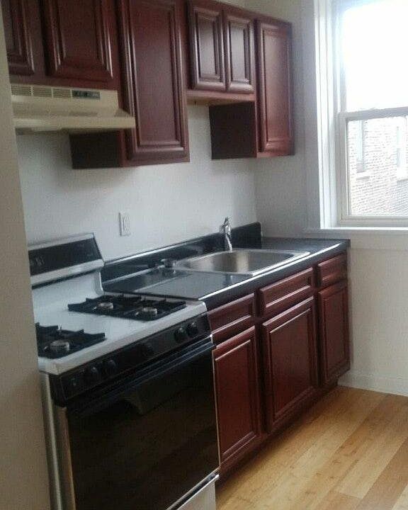 2nd image of 832 1/2 W Sunnyside Ave APT 3E