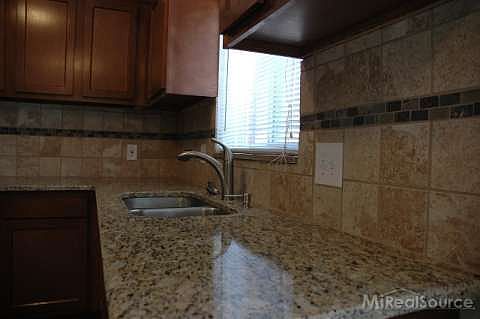 5th image of 26731 Bloomfield Dr S