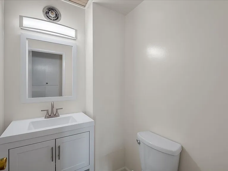 2209 Thurm Ave — Photo 12