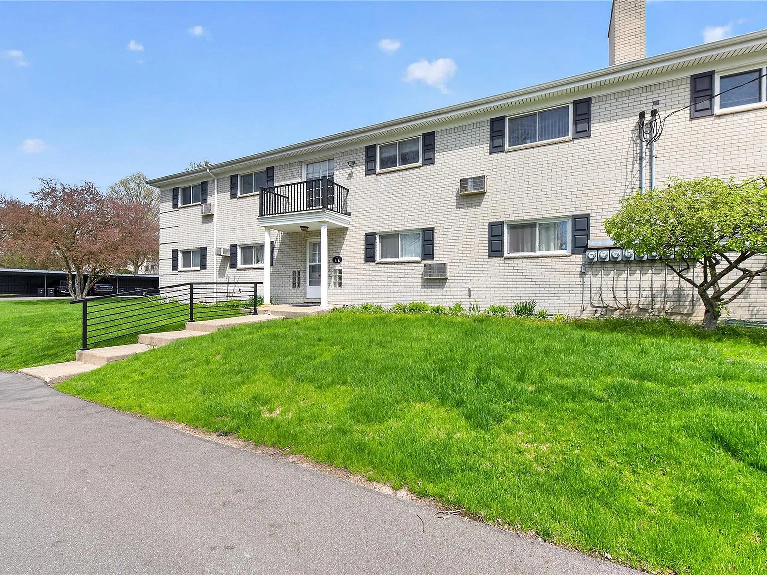 2 bed, 1.5 bath, 919 sqft, $1,400 — Photo 2