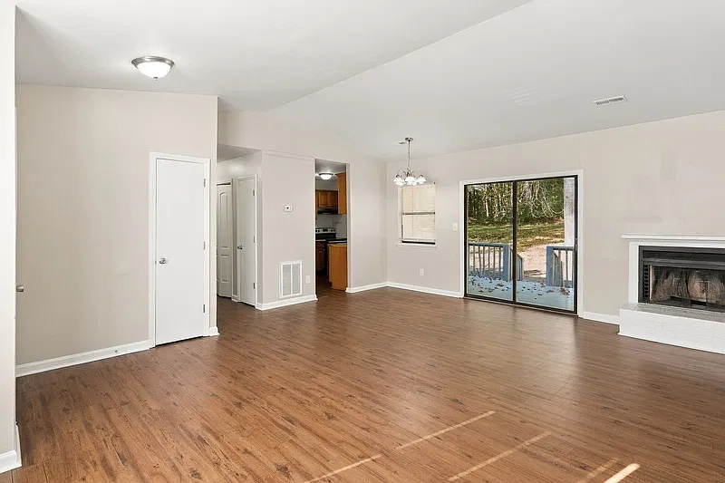 3 bed, 2.0 bath, 1200 sqft, $1,650 — Photo 4