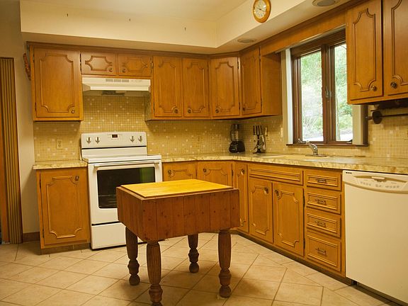 42 Heights Drive Kitchen One IMG_7920