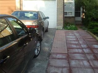 3 Robert Hicks Dr, Toronto, ON M2R3R1