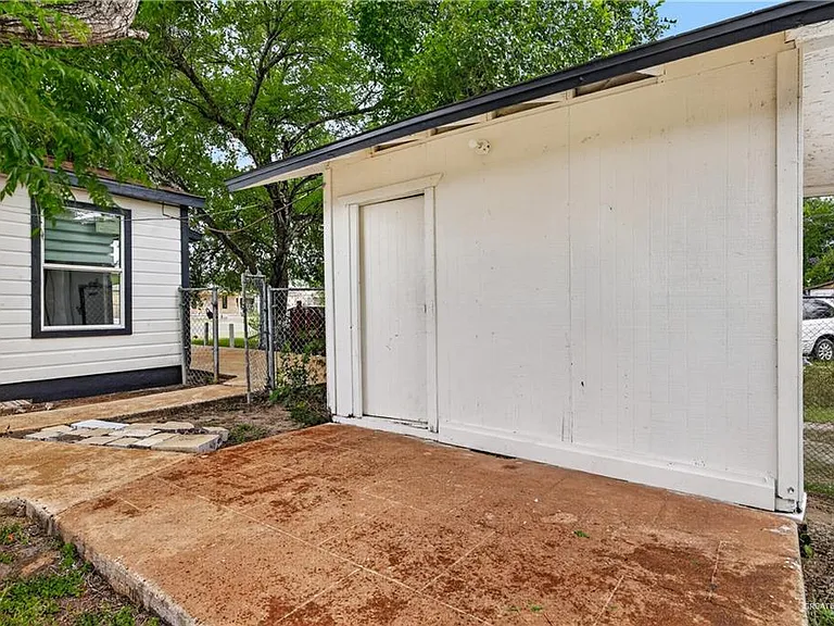 1704 Redwood Ave — Photo 16