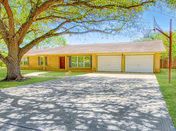 806 F St, Floresville, TX 78114