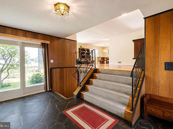 2nd image of 2884 Glenora Ln
