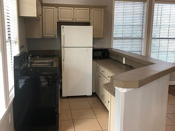 3rd image of 543 W 27th St Unit E