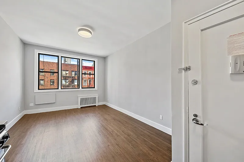 1582 First Avenue — Photo 1