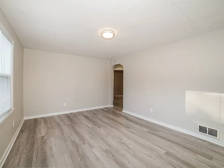 1662090_019_living_room_13251283.jpg