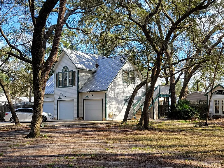 Satsuma Rd — Photo 16