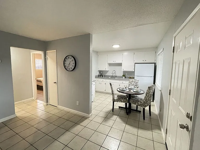 Lone Pine Apartments — Photo 40