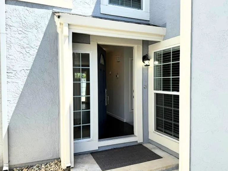 325 Northwood Cmns — Photo 5