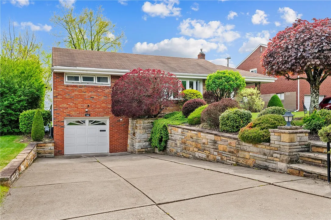 444 Macassar Dr photo 1