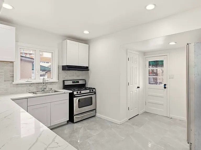 1819 W 3rd St #FULLHOUSE — Photo 4