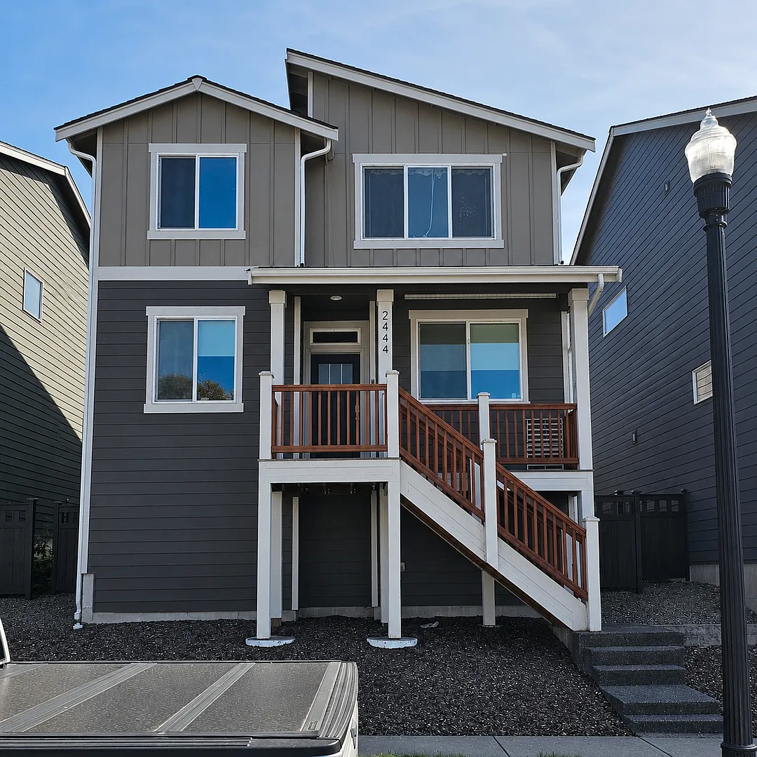 Beautiful 3-Bedroom Home Near Bases & Ferries with Fully Fenced Yard — Photo 1