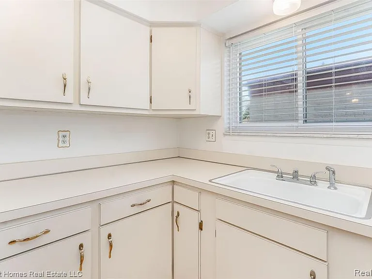 11451 Canterbury Dr — Photo 11