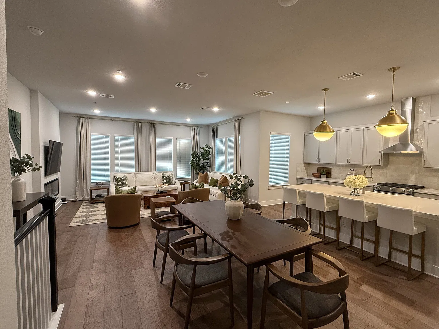 4 bed, 3135 sqft, $4,800 — Photo 2