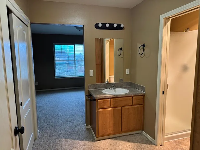195-Santiam Village Apartments — Photo 41