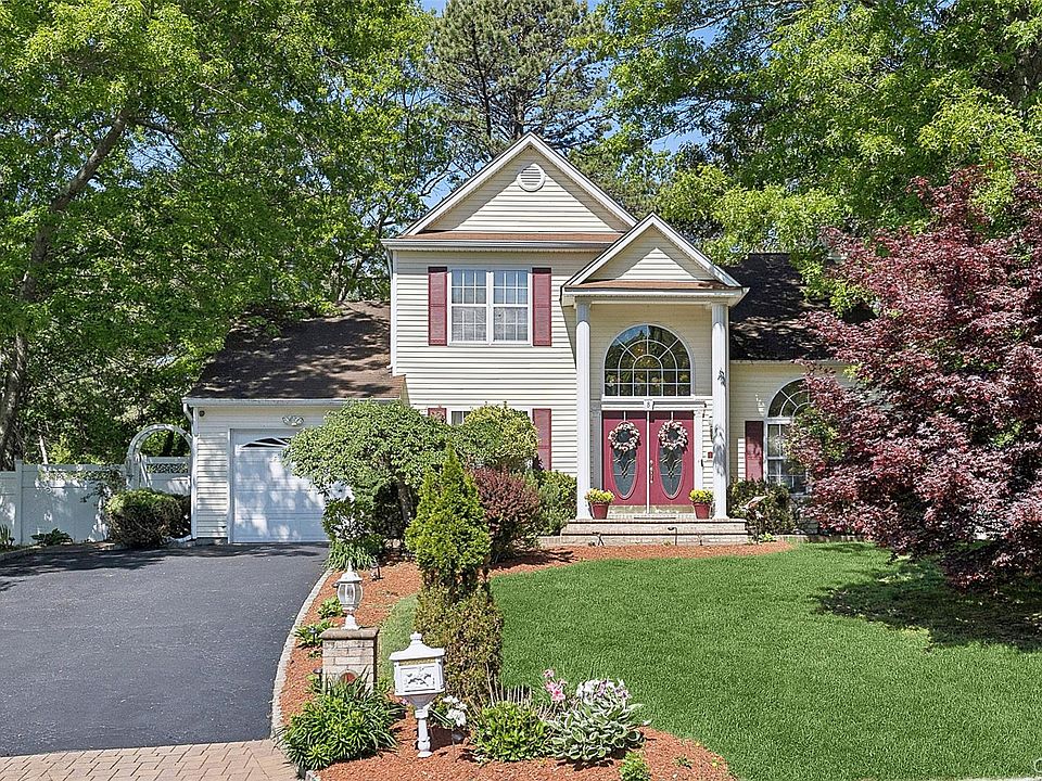 1st image of 16 Winterberry Drive