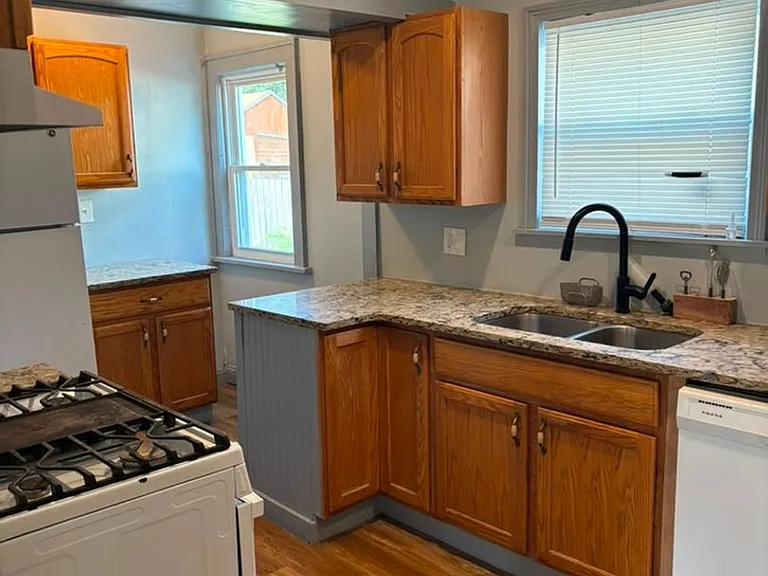 2100 Newton St — Photo 3