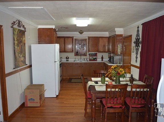 3rd image of 8569 Park Ave