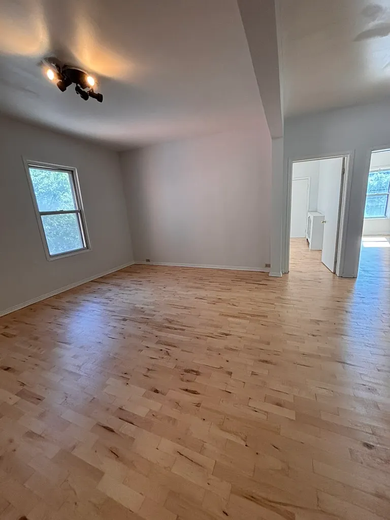 3 bed, 900 sqft, $2,450 — Photo 1
