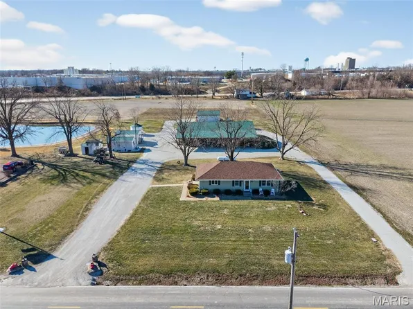1371 Silvers Rd, Saint Peters, MO 63376